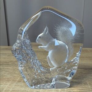 Swedish Etched Crystal Paperweight Woodland Squirrel MATS JONASSON